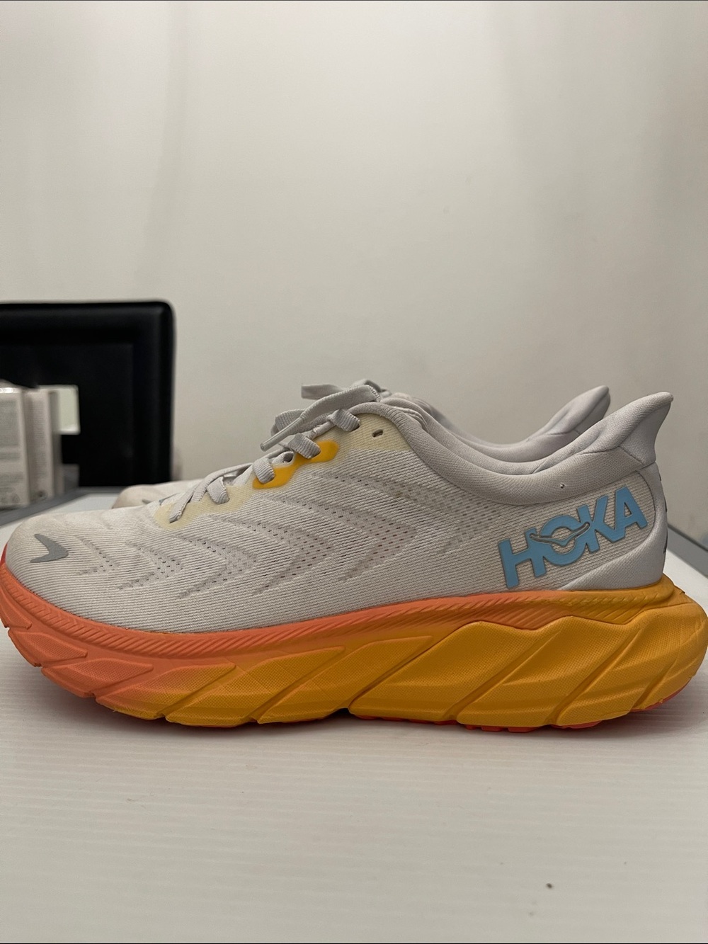 HOKA ARAHI 6 RUNNING SNEAKERS WOMENS SIZE 8B